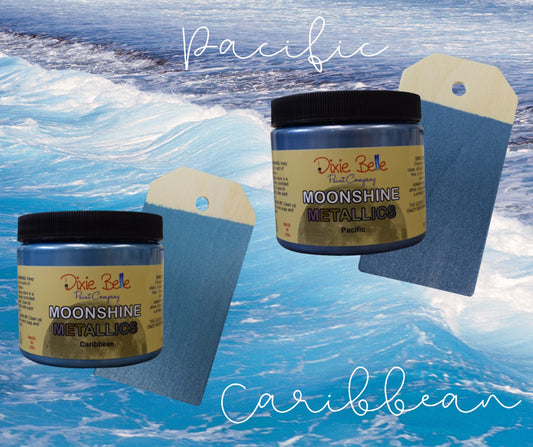Peinture Moonshine Metallics de Dixie Belle. Couleur "Caribbean" bleue. La peinture minérale à la craie métallique Moonshine est une peinture métallique riche et brillante en une seule étape avec de beaux pigments. Utilisez cette couleur sur Antebellum Blue ou Dixie Belle Blue pour un peu de charme côtier.