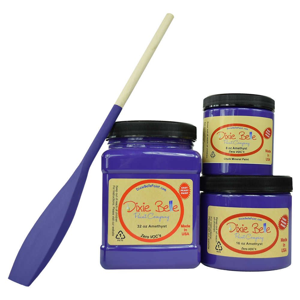 L'améthyste est un violet riche et profond. Cette couleur audacieuse a une force apaisante tout comme sa pierre semi-précieuse. La peinture à la craie minérale de Dixie Belle est un produit de qualité supérieur. Parfaite pour peindre sur les meubles, elle peut aussi très bien être utilisée sur d'autres surfaces comme le bois, le métal, le verre, la céramique, le tissus et plus.