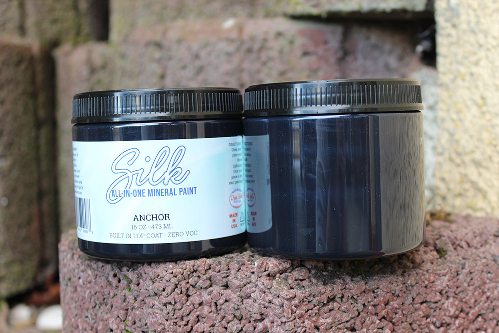 Peinture Silk de Dixie Belle. Couleur "anchor". Comme le fond le plus profond de l'océan. Anchor est un véritable noir sophistiqué qui s'agence à tous les meubles de la maison. La peinture Silk All-In-One est une peinture crémeuse et auto nivelante en une seule étape. Il a un bloqueur de taches intégré (à base d'eau), un apprêt et une couche de finition. Résistante à la moisissure. Vous pouvez utiliser cette peinture à l'intérieur car elle est inodore et non toxique.