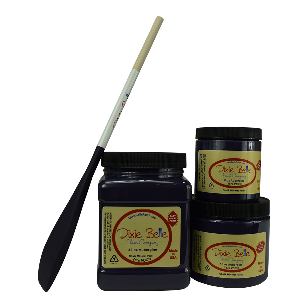 Peinture de couleur "aubergine" de Dixie Belle. Un violet aubergine foncé. Cette couleur riche se marie bien avec des bleus et des verts. Utilisez cette couleur royale pour ajouter de l'élégance à votre salon ou salle à manger. La peinture à la craie minérale de Dixie Belle est un produit de qualité supérieur. Parfaite pour peindre sur les meubles, elle peut aussi très bien être utilisée sur d'autres surfaces comme le bois, le métal, le verre, la céramique, le tissus et plus.