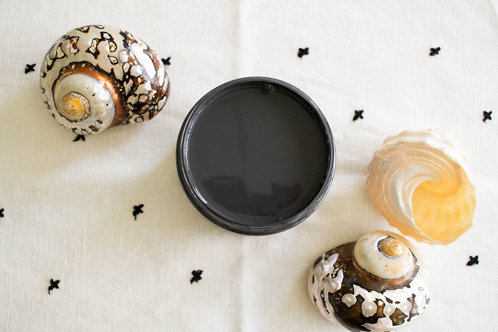 Peinture Silk de Dixie Belle. Couleur "Black Sands". Cette couleur de peinture sombre ne peut pas être manquée ! Black Sands crée un look gris-noir assombri sur vos projets de bricolage ! La peinture Silk All-In-One est une peinture crémeuse et auto nivelante en une seule étape. Il a un bloqueur de taches intégré (à base d'eau), un apprêt et une couche de finition. Résistante à la moisissure. Vous pouvez utiliser cette peinture à l'intérieur car elle est inodore et non toxique.
