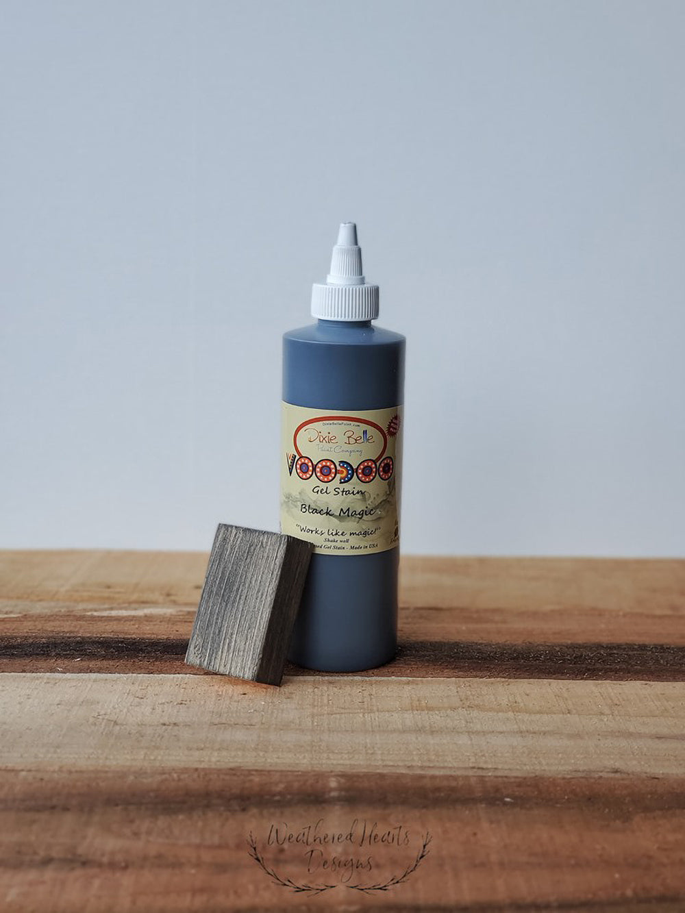 Les teintures gel à base d'eau noire de Dixie Belle offrent une couverture complète et profonde. Vous pouvez teindre sur des surfaces peintes ou non peintes. Attendez 72 heures avant de teindre sur une peinture fraîche. Les teintures peuvent être appliquées avec un chiffon non pelucheux, un pinceau ou un tampon applicateur. Appliquez la teinture et essuyez l'excédent de produit. Testez la teinture sur une petite surface pour vous assurer que vous obtenez la couleur souhaitée.