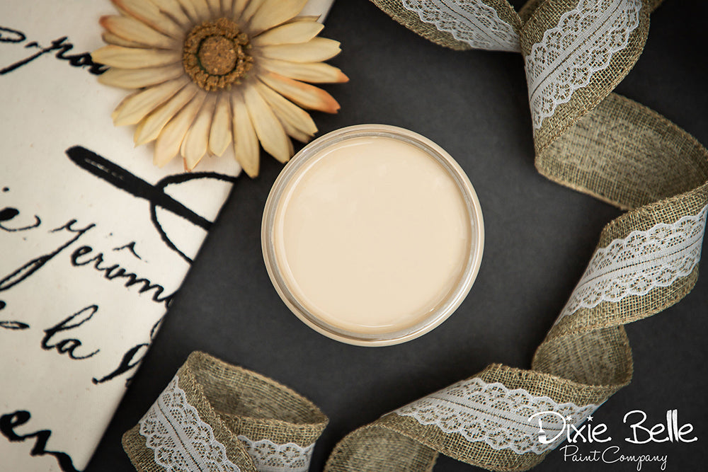 Peinture de couleur Burlap de Dixie Belle. Taupe-terreux-clair-crémeux. Neutre, il va avec à peu près n'importe quoi. La couleur d'un sac en toile de jute ! Une couleur superbe et très populaire. La peinture à la craie minérale de Dixie Belle est un produit de qualité supérieur. Parfaite pour peindre sur les meubles, elle peut aussi très bien être utilisée sur d'autres surfaces comme le bois, le métal, le verre, la céramique, le tissus et plus.