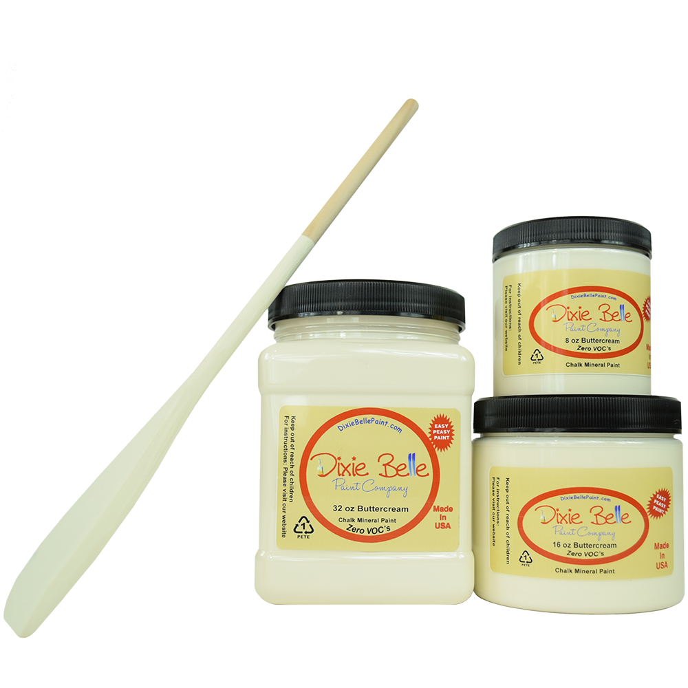 Peinture de couleur "Buttercream" de Dixie Belle. Un blanc avec une légère nuance jaune. Cette couleur crémeuse ajoutera une touche chaleureuse à votre intérieur. Pour un style côtier, bohème ou traditionnel. La peinture à la craie minérale de Dixie Belle est un produit de qualité supérieur. Parfaite pour peindre sur les meubles, elle peut aussi très bien être utilisée sur d'autres surfaces comme le bois, le métal, le verre, la céramique, le tissus et plus.