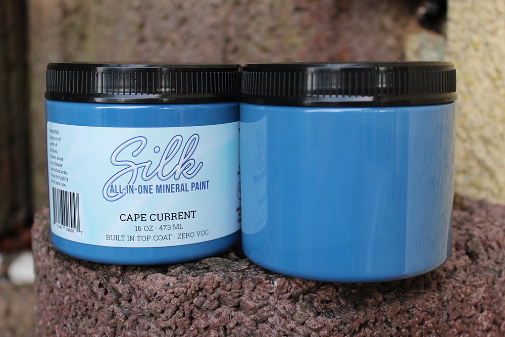 Peinture Silk de Dixie Belle. La couleur "Cape Current" est un choix de couleur captivant pour un attrait semblable au saphir dans votre maison. Découvrez comment peindre les meubles avec ce riche mélange de bleus ! La peinture Silk All-In-One est une peinture crémeuse et auto nivelante en une seule étape. Il a un bloqueur de taches intégré (à base d'eau), un apprêt et une couche de finition. Résistante à la moisissure. Vous pouvez utiliser cette peinture à l'intérieur car elle est inodore et non toxique.