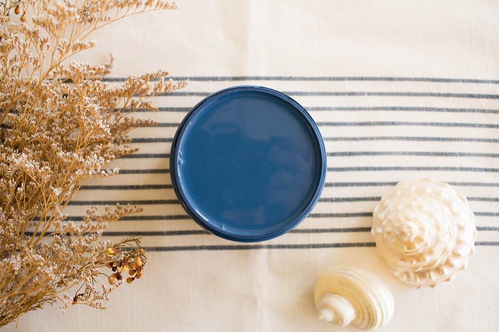 Peinture Silk de Dixie Belle. La couleur "Cape Current" est un choix de couleur captivant pour un attrait semblable au saphir dans votre maison. Découvrez comment peindre les meubles avec ce riche mélange de bleus ! La peinture Silk All-In-One est une peinture crémeuse et auto nivelante en une seule étape. Il a un bloqueur de taches intégré (à base d'eau), un apprêt et une couche de finition. Résistante à la moisissure. Vous pouvez utiliser cette peinture à l'intérieur car elle est inodore et non toxique.
