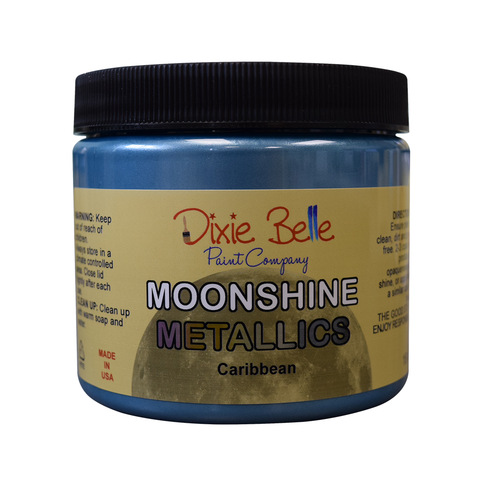 Peinture Moonshine Metallics de Dixie Belle. Couleur "Caribbean" bleue. La peinture minérale à la craie métallique Moonshine est une peinture métallique riche et brillante en une seule étape avec de beaux pigments. Utilisez cette couleur sur Antebellum Blue ou Dixie Belle Blue pour un peu de charme côtier.