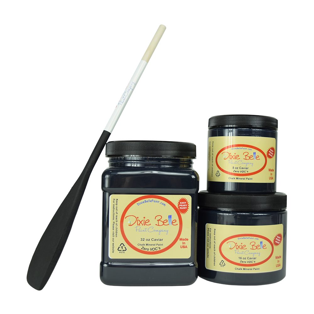 Peinture de couleur "caviar" de Dixie Belle. Un vrai noir mat. Cette couleur riche respire l'élégance et peut être associée à n'importe quelle couleur ou style de peinture. La finition ajoutera une sensation douce et chic à votre espace. La peinture à la craie minérale de Dixie Belle est un produit de qualité supérieur. Parfaite pour peindre sur les meubles, elle peut aussi très bien être utilisée sur d'autres surfaces comme le bois, le métal, le verre, la céramique, le tissus et plus.