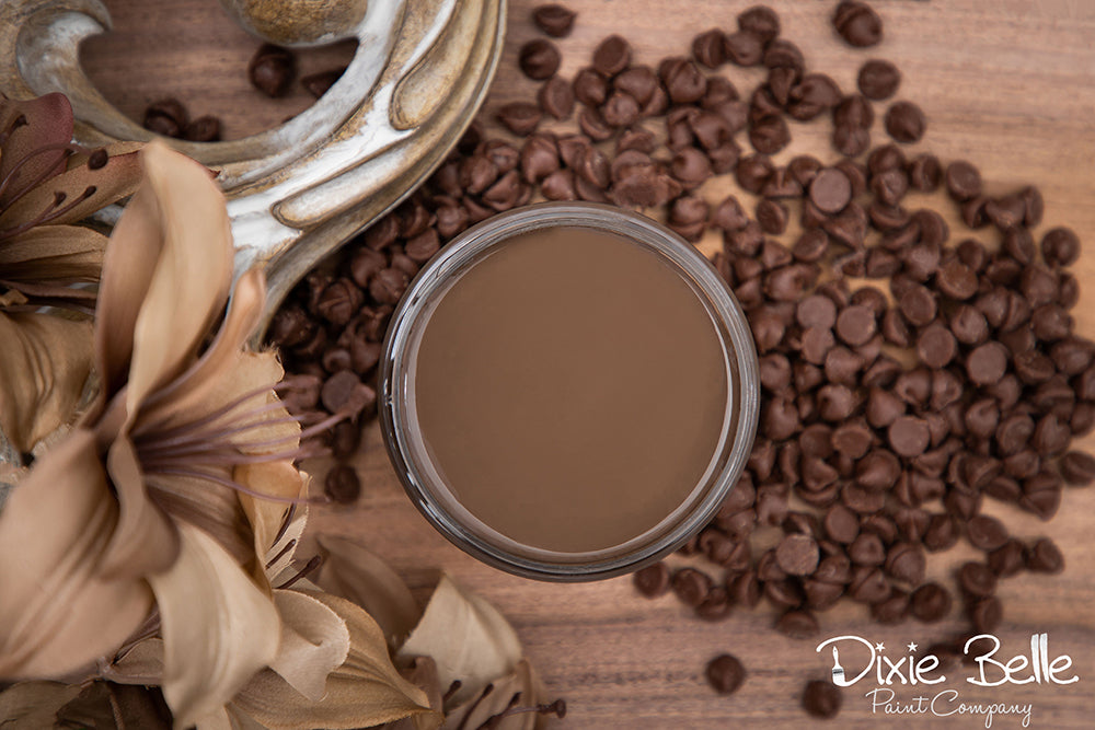 Peinture de couleur chocolat de Dixie Belle. Nous rappelle un chocolat noir crémeux, riche en couleur et ZERO calories. La peinture à la craie minérale de Dixie Belle est un produit de qualité supérieur. Parfaite pour peindre sur les meubles, elle peut aussi très bien être utilisée sur d'autres surfaces comme le bois, le métal, le verre, la céramique, le tissus et plus.