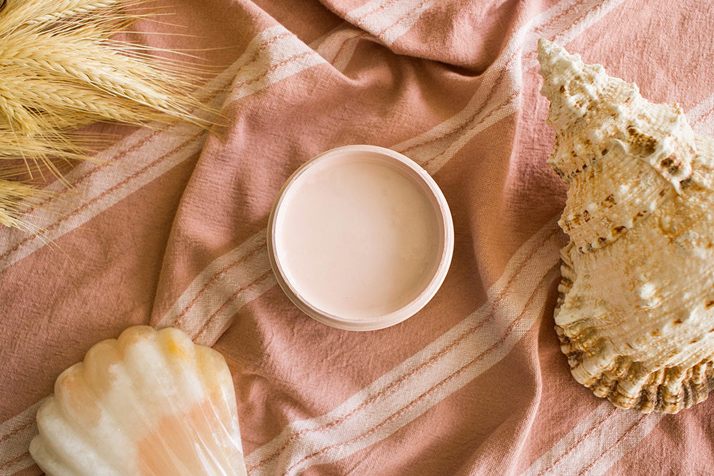 Peinture Silk de Dixie Belle. Couleur "Conch" rose. Ces tons ont été inspirés d'une coquille de conque. Associez cette couleur à une décoration intérieure verte, blanche, beige et grise. La peinture Silk All-In-One est une peinture crémeuse et auto nivelante en une seule étape. Il a un bloqueur de taches intégré (à base d'eau), un apprêt et une couche de finition. Résistante à la moisissure. Vous pouvez utiliser cette peinture à l'intérieur car elle est inodore et non toxique.
