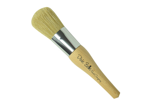 Le pinceau signature "Belle Brush" de Dixie Belle sera votre nouveau pinceau préféré. ESSAYEZ-LE ! Vous allez l'adorer. Les poils sont sécurisés avec une technologie de pointe qui empêche les chutes et maintient la forme. Le bord effilé pénètre dans tous les coins et recoins d'un seul coup. sa forme unique vous permet une tenue confortable, peu importe la taille du projet. Largeur approximative de 1.5 pouce.