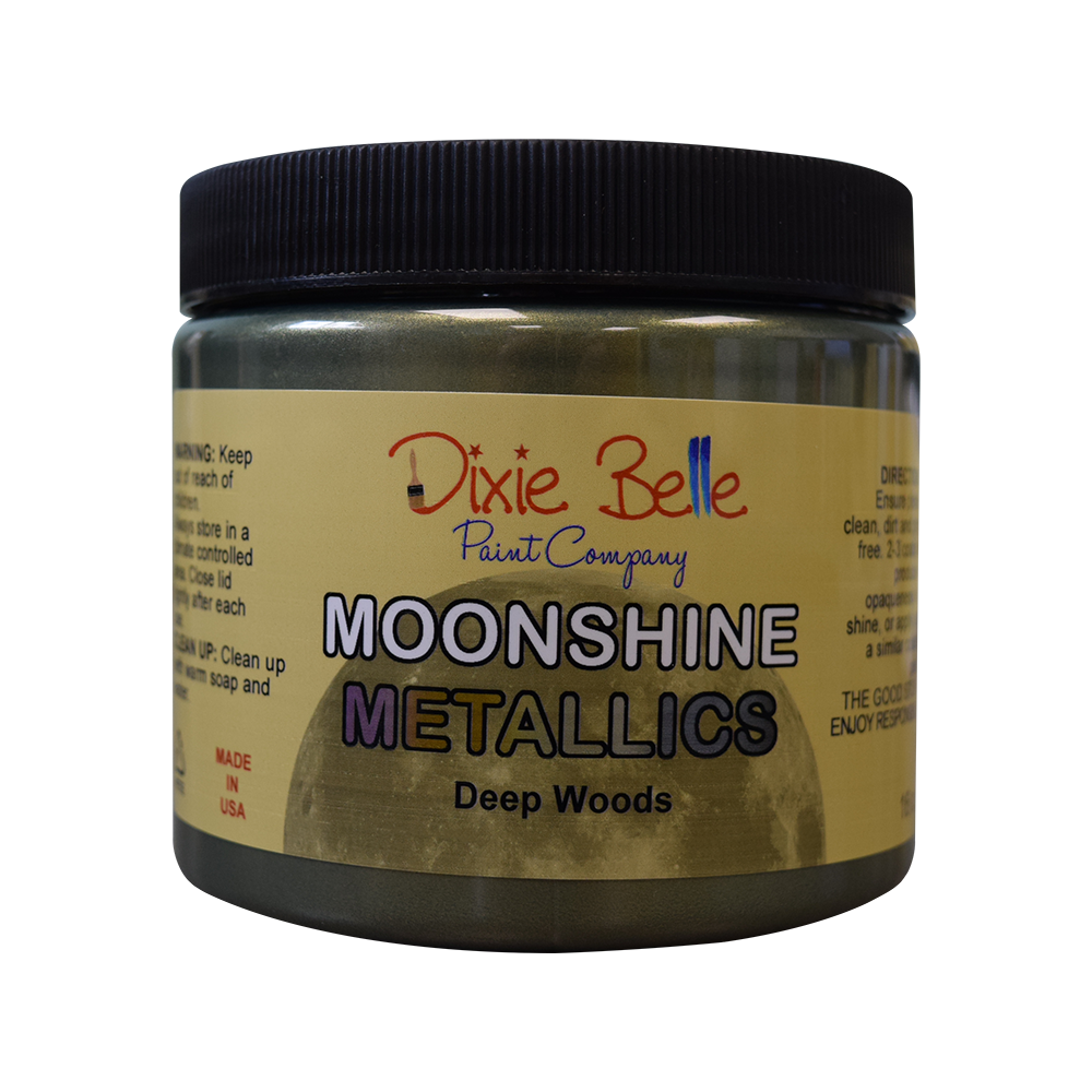 La peinture minérale à la craie métallique Moonshine est une peinture métallique riche et brillante en une seule étape avec de beaux pigments. Veuillez noter : Une couche de base est recommandée, mais pas obligatoire. Utilisez Deep Woods sur Collard Greens ou Palmetto pour une sensation d'équilibre.