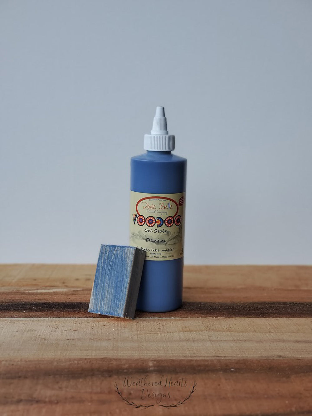 Les teintures gel à base d'eau bleue de Dixie Belle offrent une couverture complète et profonde. Vous pouvez teindre sur des surfaces peintes ou non peintes. Attendez 72 heures avant de teindre sur une peinture fraîche. Les teintures peuvent être appliquées avec un chiffon non pelucheux, un pinceau ou un tampon applicateur. Appliquez la teinture et essuyez l'excédent de produit. Testez la teinture sur une petite surface pour vous assurer que vous obtenez la couleur souhaitée.