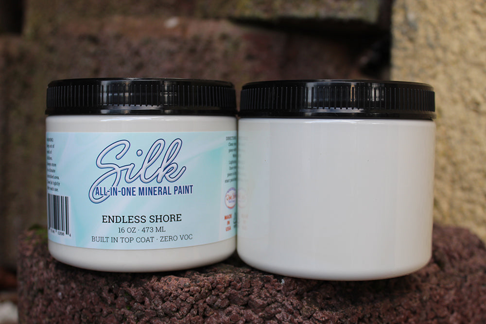 Peinture Silk de Dixie Belle. Couleur "Endless Shore", un beau blanc cassé avec une nuance grise. Cette couleur duveteuse rendra votre maison agréable et confortable! La peinture Silk All-In-One est une peinture crémeuse et auto nivelante en une seule étape. Il a un bloqueur de taches intégré (à base d'eau), un apprêt et une couche de finition. Résistante à la moisissure. Vous pouvez utiliser cette peinture à l'intérieur car elle est inodore et non toxique.