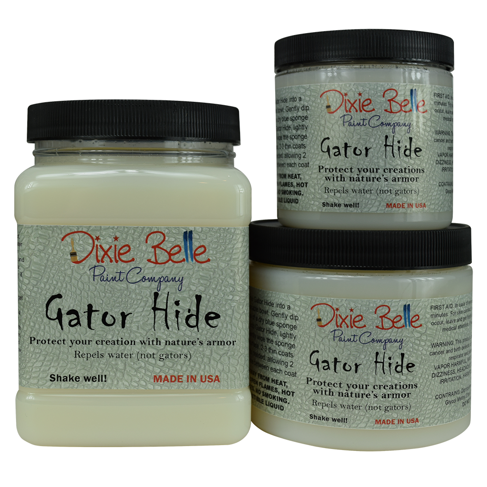Finition hydrofuge Gator Hide de Dixie Belle. Finition résistante à l'eau. Laissez la peinture Dixie Belle sécher complètement. Remuez Gator Hide avant de l'utiliser. Appliquez une couche de Gator Hide et laissez-la sécher complètement. Vous pouvez ajouter jusqu'à trois couches. Un temps de séchage de 48 heures est recommandé.