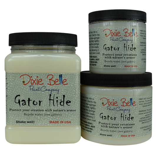 Finition hydrofuge Gator Hide de Dixie Belle. Finition résistante à l'eau. Laissez la peinture Dixie Belle sécher complètement. Remuez Gator Hide avant de l'utiliser. Appliquez une couche de Gator Hide et laissez-la sécher complètement. Vous pouvez ajouter jusqu'à trois couches. Un temps de séchage de 48 heures est recommandé.