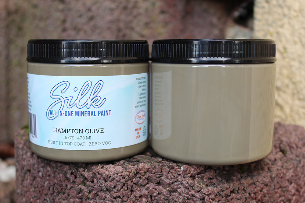 Peinture Silk de Dixie Belle. Couleur "Hampton Olive" un vert-brun époustouflant ! Cette couleur se marie bien avec d'autres couleurs neutres tels que le blanc, le gris, le bleu et le feu. La peinture Silk All-In-One est une peinture crémeuse et auto nivelante en une seule étape. Il a un bloqueur de taches intégré (à base d'eau), un apprêt et une couche de finition. Résistante à la moisissure. Vous pouvez utiliser cette peinture à l'intérieur car elle est inodore et non toxique.