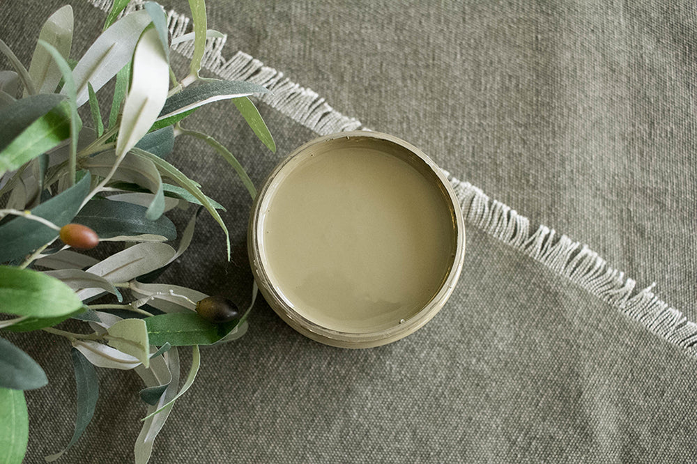 Peinture Silk de Dixie Belle. Couleur "Hampton Olive" un vert-brun époustouflant ! Cette couleur se marie bien avec d'autres couleurs neutres tels que le blanc, le gris, le bleu et le feu. La peinture Silk All-In-One est une peinture crémeuse et auto nivelante en une seule étape. Il a un bloqueur de taches intégré (à base d'eau), un apprêt et une couche de finition. Résistante à la moisissure. Vous pouvez utiliser cette peinture à l'intérieur car elle est inodore et non toxique.