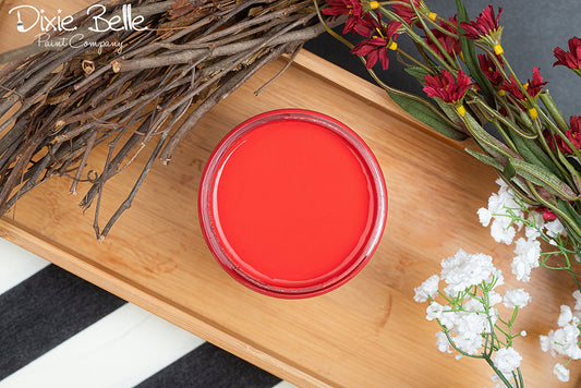 La peinture de couleur "Honky Tonk Red" de Dixie Belle est un vrai rouge. Dynamisez n'importe quelle zone de votre maison avec cette couleur classique. Elle peut créer une attitude optimiste pour quiconque la voit.  La peinture à la craie minérale de Dixie Belle est un produit de qualité supérieur. Parfaite pour peindre sur les meubles, elle peut aussi très bien être utilisée sur d'autres surfaces comme le bois, le métal, le verre, la céramique, le tissus et plus.