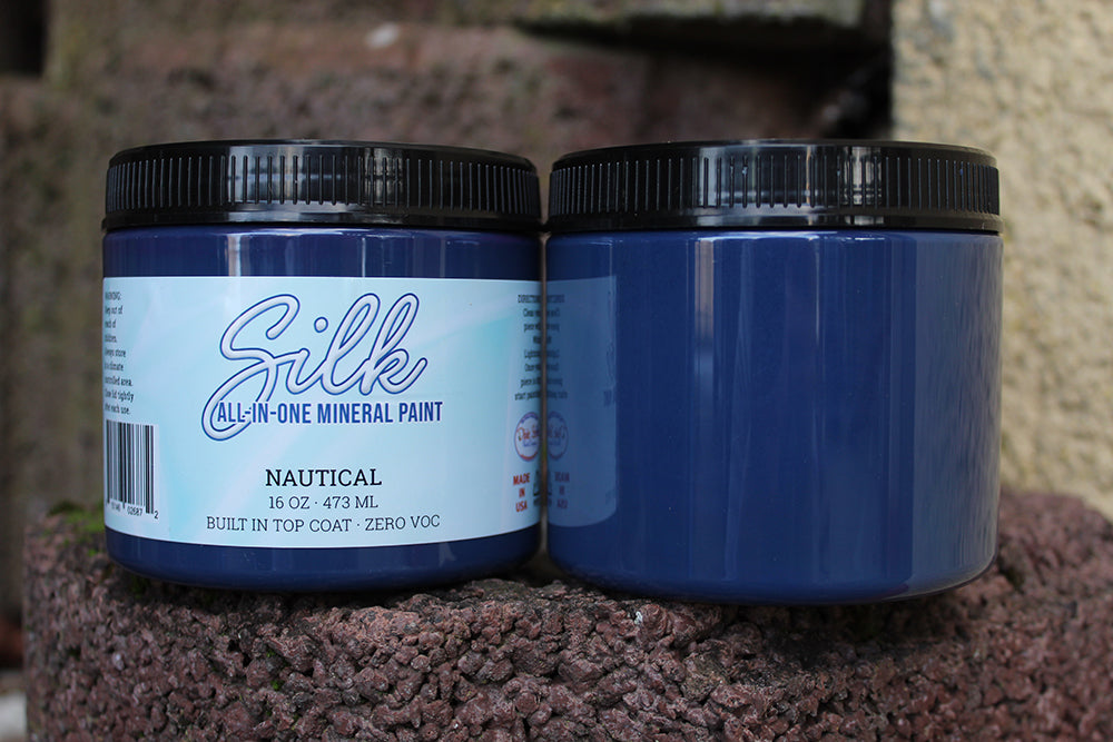 Peinture Silk de Dixie Belle. Couleur "Nautical" un bleu séduisant et parfait pour une maison côtière moderne et se marie bien avec tous les tons neutres ! La peinture Silk All-In-One est une peinture crémeuse et auto nivelante en une seule étape. Il a un bloqueur de taches intégré (à base d'eau), un apprêt et une couche de finition. Résistante à la moisissure. Vous pouvez utiliser cette peinture à l'intérieur car elle est inodore et non toxique.
