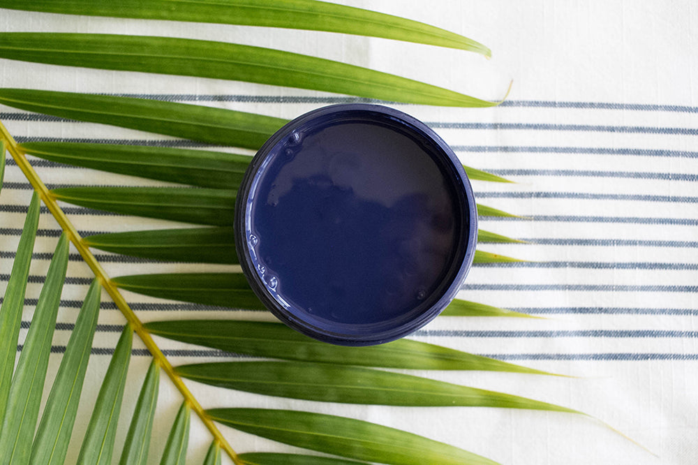Peinture Silk de Dixie Belle. Couleur "Nautical" un bleu séduisant et parfait pour une maison côtière moderne et se marie bien avec tous les tons neutres ! La peinture Silk All-In-One est une peinture crémeuse et auto nivelante en une seule étape. Il a un bloqueur de taches intégré (à base d'eau), un apprêt et une couche de finition. Résistante à la moisissure. Vous pouvez utiliser cette peinture à l'intérieur car elle est inodore et non toxique.