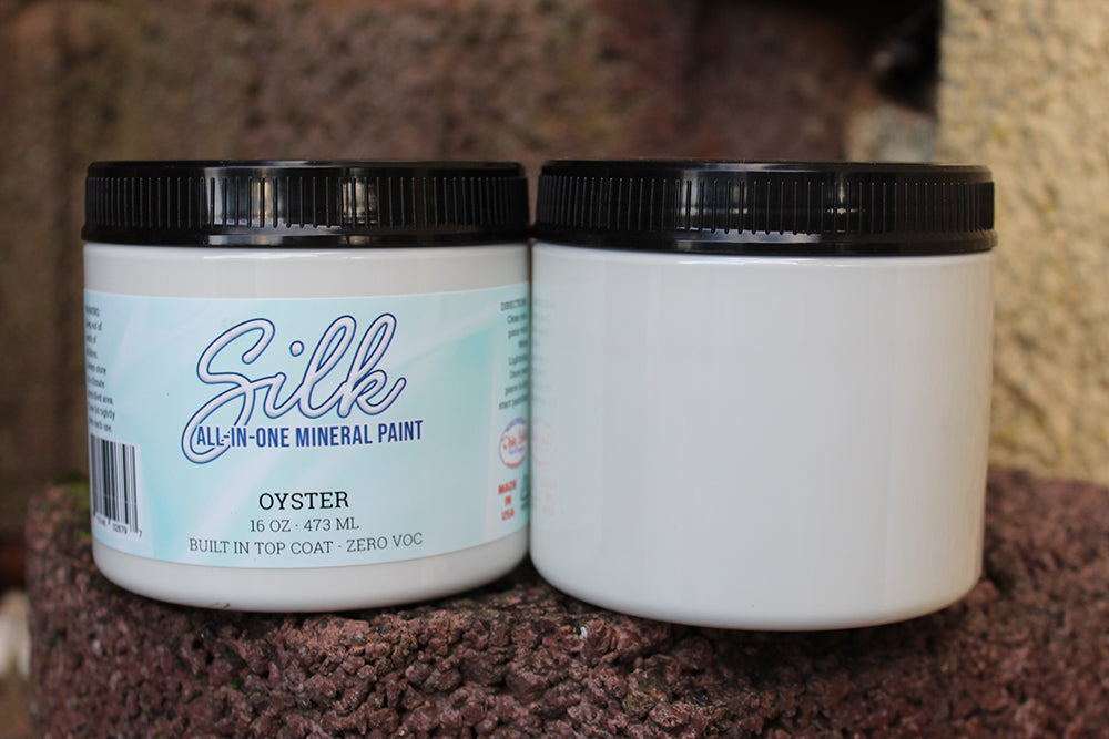 Peinture Silk de Dixie Belle. Couleur "Oyster" un gris très clair à blanc créera une ambiance tranquille pour n'importe quelle maison. Oyster aurait fière allure dans une salle de bain ou une cuisine ! La peinture Silk All-In-One est une peinture crémeuse et auto nivelante en une seule étape. Il a un bloqueur de taches intégré (à base d'eau), un apprêt et une couche de finition. Résistante à la moisissure. Vous pouvez utiliser cette peinture à l'intérieur car elle est inodore et non toxique.