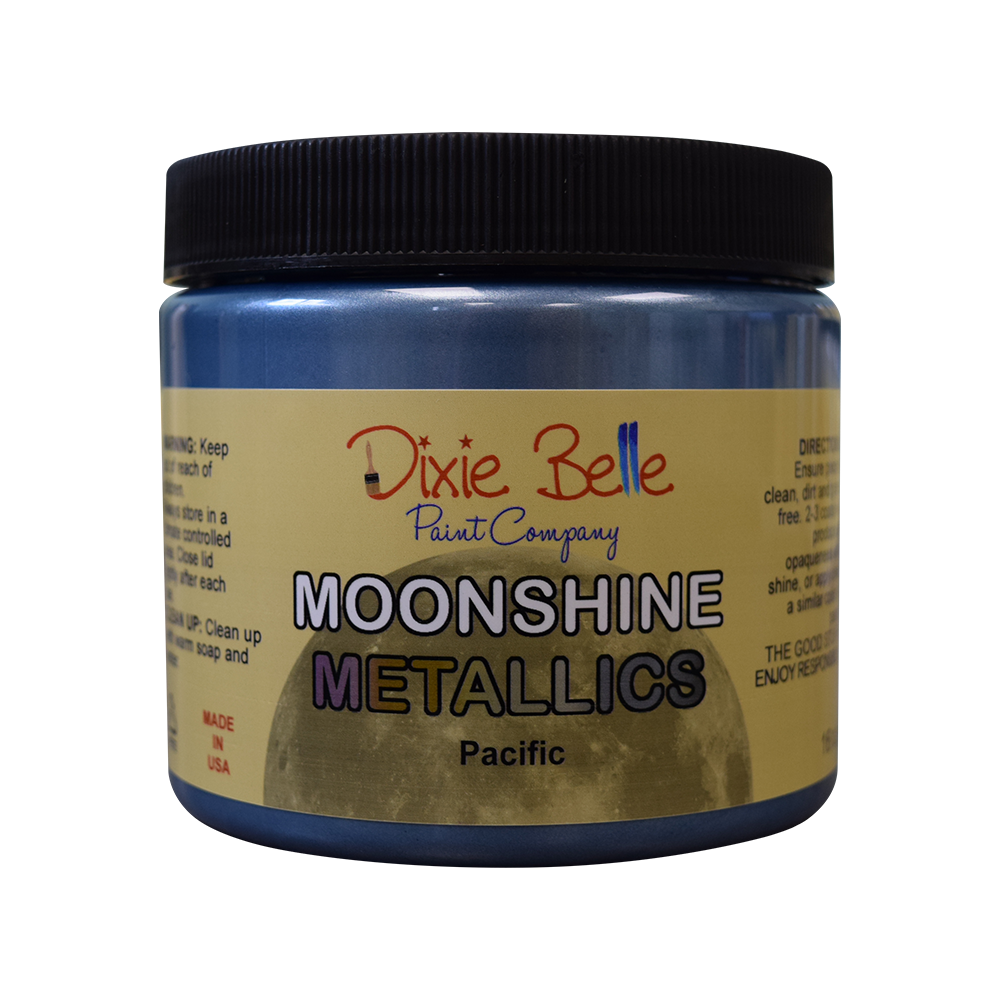 La peinture minérale à la craie métallique Moonshine est une peinture métallique riche et brillante en une seule étape avec de beaux pigments. Veuillez noter : Une couche de base est recommandée, mais pas obligatoire. Utilisez Pacific sur Peacock ou Dusty Blue pour vous sentir rajeuni