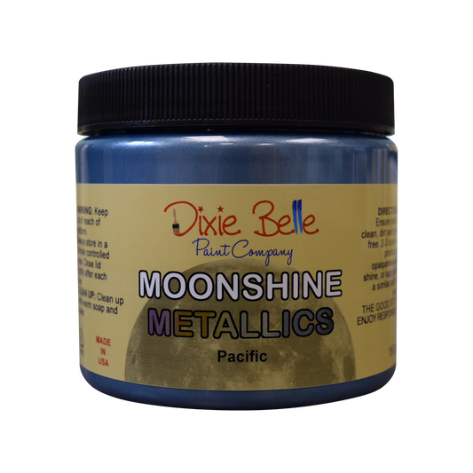 La peinture minérale à la craie métallique Moonshine est une peinture métallique riche et brillante en une seule étape avec de beaux pigments. Veuillez noter : Une couche de base est recommandée, mais pas obligatoire. Utilisez Pacific sur Peacock ou Dusty Blue pour vous sentir rajeuni