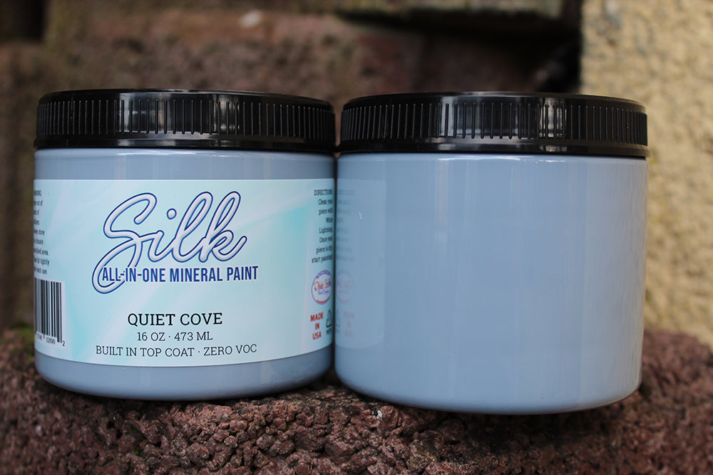 Peinture Silk de Dixie Belle. Couleur "Quiet Cove" un bleu-gris moyen. Ce bleu en sourdine est aéré et magnifique pour vos commodes, buffets, salles de bain et plus encore ! La peinture Silk All-In-One est une peinture crémeuse et auto nivelante en une seule étape. Il a un bloqueur de taches intégré (à base d'eau), un apprêt et une couche de finition. Résistante à la moisissure. Vous pouvez utiliser cette peinture à l'intérieur car elle est inodore et non toxique.