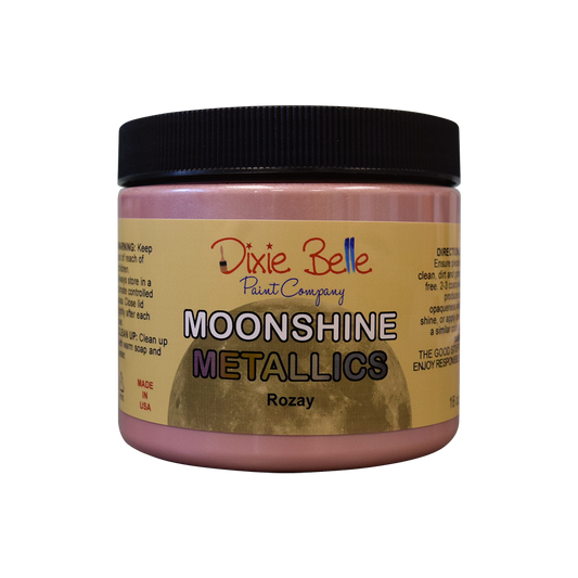 La peinture minérale à la craie métallique Moonshine est une peinture métallique riche et brillante en une seule étape avec de beaux pigments. Veuillez noter : Une couche de base est recommandée, mais pas obligatoire. Peignez cette beauté sur Tea Rose ou Soft Pink pour créer quelque chose de sucré !