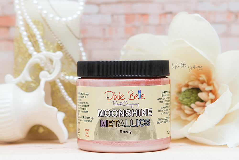 La peinture minérale à la craie métallique Moonshine est une peinture métallique riche et brillante en une seule étape avec de beaux pigments. Veuillez noter : Une couche de base est recommandée, mais pas obligatoire. Peignez cette beauté sur Tea Rose ou Soft Pink pour créer quelque chose de sucré !