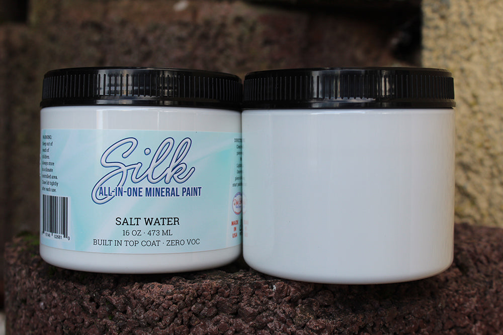 Peinture Silk de Dixie Belle. Couleur Salt Water" un fabuleux blanc cassé pour tous vos projets de décoration et de rénovation! La peinture Silk All-In-One est une peinture crémeuse et auto nivelante en une seule étape. Il a un bloqueur de taches intégré (à base d'eau), un apprêt et une couche de finition. Résistante à la moisissure. Vous pouvez utiliser cette peinture à l'intérieur car elle est inodore et non toxique.