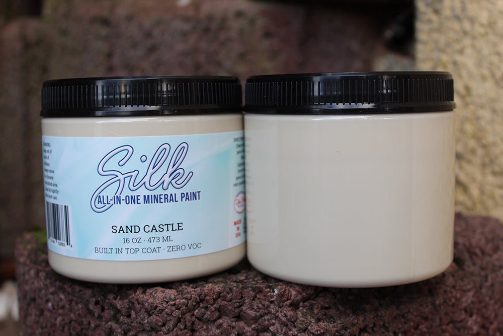 Peinture Silk de Dixie Belle. Couleur "Sand Castle" sable neutre parfait pour capturer la plage dans votre maison ! La peinture Silk All-In-One est une peinture crémeuse et auto nivelante en une seule étape. Il a un bloqueur de taches intégré (à base d'eau), un apprêt et une couche de finition. Résistante à la moisissure. Vous pouvez utiliser cette peinture à l'intérieur car elle est inodore et non toxique.