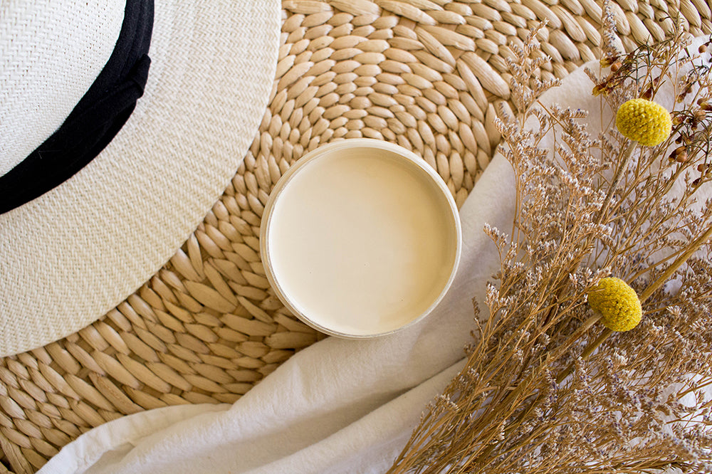Peinture Silk de Dixie Belle. Couleur "Sand Castle" sable neutre parfait pour capturer la plage dans votre maison ! La peinture Silk All-In-One est une peinture crémeuse et auto nivelante en une seule étape. Il a un bloqueur de taches intégré (à base d'eau), un apprêt et une couche de finition. Résistante à la moisissure. Vous pouvez utiliser cette peinture à l'intérieur car elle est inodore et non toxique.