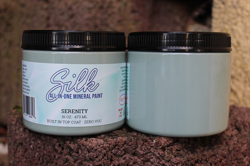Peinture Silk de Dixie Belle. Couleur "Serenity" un bleu-vert apaisante vous fera vous sentir calme et paisible. Concevez un espace de détente avec Serenity ! La peinture Silk All-In-One est une peinture crémeuse et auto nivelante en une seule étape. Il a un bloqueur de taches intégré (à base d'eau), un apprêt et une couche de finition. Résistante à la moisissure. Vous pouvez utiliser cette peinture à l'intérieur car elle est inodore et non toxique.