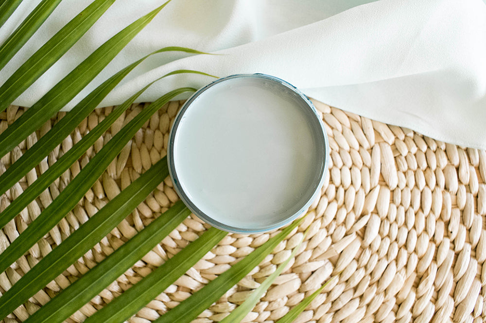 Peinture Silk de Dixie Belle. Couleur "Serenity" un bleu-vert apaisante vous fera vous sentir calme et paisible. Concevez un espace de détente avec Serenity ! La peinture Silk All-In-One est une peinture crémeuse et auto nivelante en une seule étape. Il a un bloqueur de taches intégré (à base d'eau), un apprêt et une couche de finition. Résistante à la moisissure. Vous pouvez utiliser cette peinture à l'intérieur car elle est inodore et non toxique.