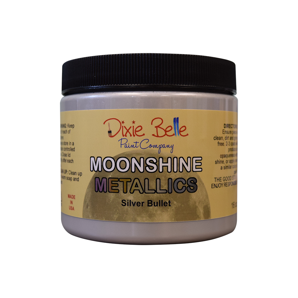 La peinture minérale à la craie métallique Moonshine est une peinture métallique riche et brillante en une seule étape avec de beaux pigments. Veuillez noter : Une couche de base est recommandée, mais pas obligatoire. Utilisez cette superbe couleur sur Sawmill Gravy ou Driftwood.