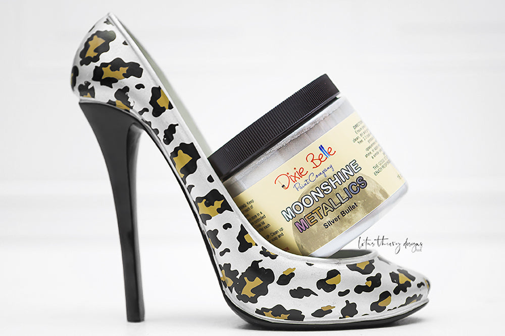 La peinture minérale à la craie métallique Moonshine est une peinture métallique riche et brillante en une seule étape avec de beaux pigments. Veuillez noter : Une couche de base est recommandée, mais pas obligatoire. Utilisez cette superbe couleur sur Sawmill Gravy ou Driftwood.