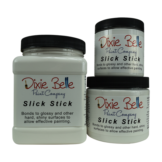 Le produit "Slick Stick" de Dixie Belle doit être utilisé comme couche de fond pour les surfaces lisses et glissantes autres que le bois.  Nettoyer avec White Lightning. Laissez sécher complètement avant de peindre. Appliquez une couche de Slick Stick et laissez sécher pendant 2 à 3 heures. Appliquer une deuxième couche de Slick Stick ; laisser sécher au moins 8 heures. Vous êtes maintenant prêt à peindre !