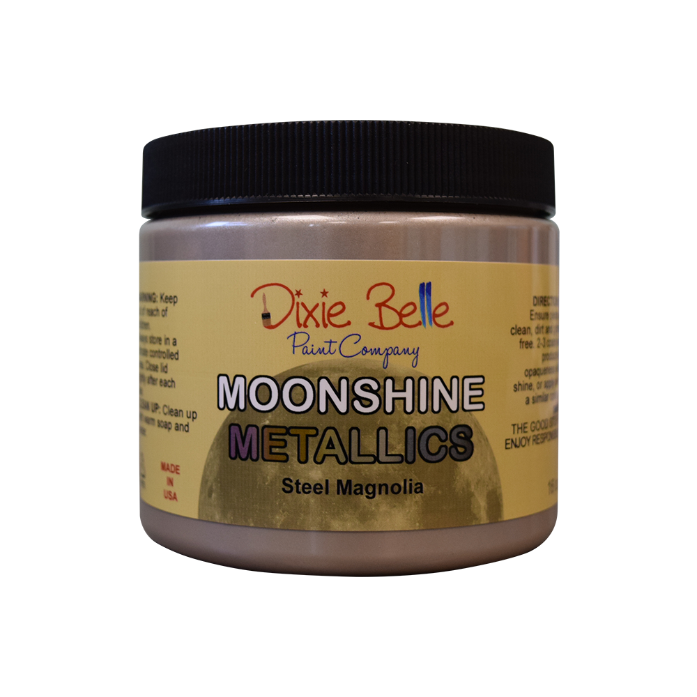 La peinture minérale à la craie métallique Moonshine est une peinture métallique riche et brillante en une seule étape avec de beaux pigments. Veuillez noter : Une couche de base est recommandée, mais pas obligatoire. Utilisez cette couleur lumineuse sur French Linen ou Dried Sage pour une sensation sophistiquée.