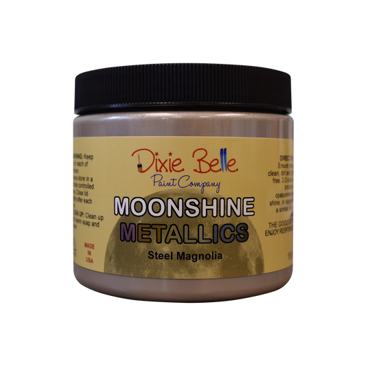 La peinture minérale à la craie métallique Moonshine est une peinture métallique riche et brillante en une seule étape avec de beaux pigments. Veuillez noter : Une couche de base est recommandée, mais pas obligatoire. Utilisez cette couleur lumineuse sur French Linen ou Dried Sage pour une sensation sophistiquée.
