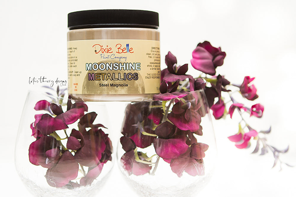 La peinture minérale à la craie métallique Moonshine est une peinture métallique riche et brillante en une seule étape avec de beaux pigments. Veuillez noter : Une couche de base est recommandée, mais pas obligatoire. Utilisez cette couleur lumineuse sur French Linen ou Dried Sage pour une sensation sophistiquée.