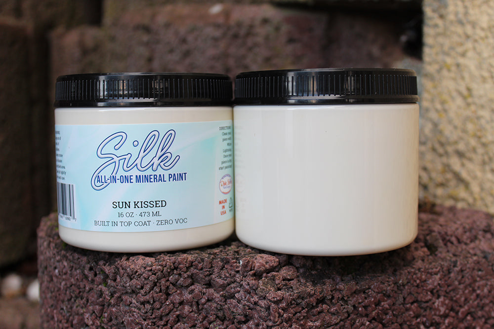 Peinture Silk de Dixie belle. Couleur "Sun Kissed" un jaune doux et chaud. Sun Kissed est magnifique pour une légère touche de soleil pour égayer n'importe quelle zone de votre maison. La peinture Silk All-In-One est une peinture crémeuse et auto nivelante en une seule étape. Il a un bloqueur de taches intégré (à base d'eau), un apprêt et une couche de finition. Résistante à la moisissure. Vous pouvez utiliser cette peinture à l'intérieur car elle est inodore et non toxique.
