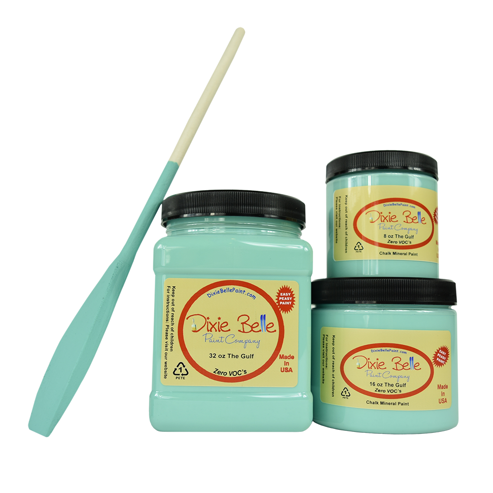 La peinture de couleur "The Gulf" de Dixie belle est un turquoise doux. Reposez-vous sous un parasol et admirez cette couleur côtière. The Gulf a fière allure avec une cire foncée ou associez-le à une couleur de récif de corail comme Flamingo. La peinture à la craie minérale de Dixie Belle est un produit de qualité supérieur. Parfaite pour peindre sur les meubles, elle peut aussi très bien être utilisée sur d'autres surfaces comme le bois, le métal, le verre, la céramique, le tissus et plus.