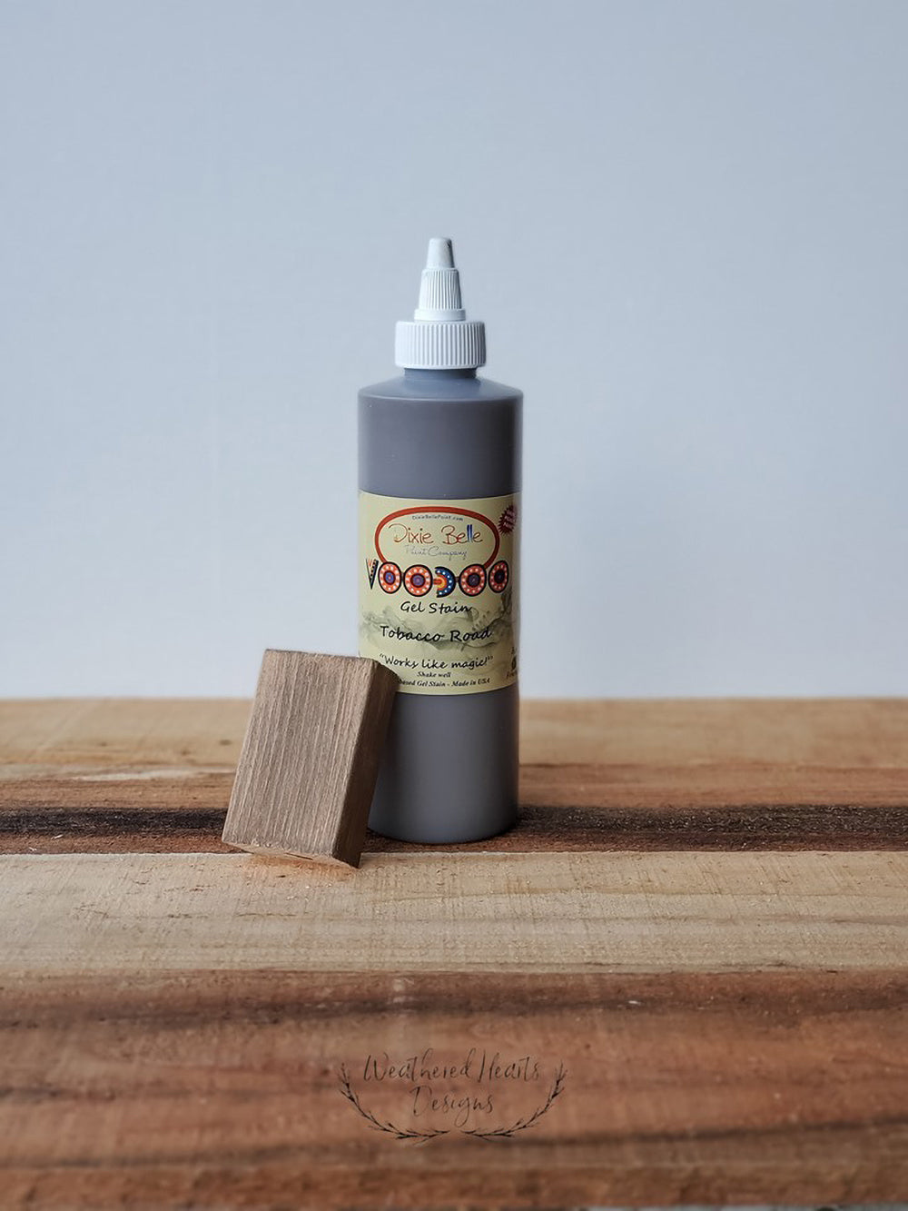 Les teintures gel à base d'eau brune de Dixie Belle offrent une couverture complète et profonde. Vous pouvez teindre sur des surfaces peintes ou non peintes. Attendez 72 heures avant de teindre sur une peinture fraîche. Les teintures peuvent être appliquées avec un chiffon non pelucheux, un pinceau ou un tampon applicateur. Appliquez la teinture et essuyez l'excédent de produit. Testez la teinture sur une petite surface pour vous assurer que vous obtenez la couleur souhaitée.