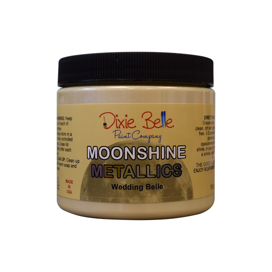 La peinture minérale à la craie métallique Moonshine est une peinture métallique riche et brillante en une seule étape avec de beaux pigments. Veuillez noter : Une couche de base est recommandée, mais pas obligatoire. Ouvrez une bouteille de champagne et utilisez cette couleur exquise sur Buttercream ou Sandbar.