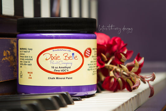 L'améthyste est un violet riche et profond. Cette couleur audacieuse a une force apaisante tout comme sa pierre semi-précieuse. La peinture à la craie minérale de Dixie Belle est un produit de qualité supérieur. Parfaite pour peindre sur les meubles, elle peut aussi très bien être utilisée sur d'autres surfaces comme le bois, le métal, le verre, la céramique, le tissus et plus.