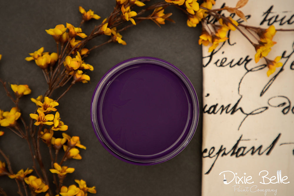 Peinture de couleur améthyste de Dixie Belle. L'améthyste est un violet riche et profond. Cette couleur audacieuse a une force apaisante tout comme sa pierre semi-précieuse. La peinture à la craie minérale de Dixie Belle est un produit de qualité supérieur. Parfaite pour peindre sur les meubles, elle peut aussi très bien être utilisée sur d'autres surfaces comme le bois, le métal, le verre, la céramique, le tissus et plus.
