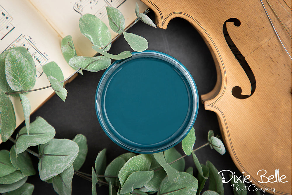 Peinture de couleur "Antebellum" de Dixie Belle. Antebellum Blue possède un air d'élégance. Utilisez ce bleu sarcelle profond pour évoquer une sensation à la fois confortable et élégante dans votre maison.  La peinture à la craie minérale de Dixie Belle est un produit de qualité supérieur. Parfaite pour peindre sur les meubles, elle peut aussi très bien être utilisée sur d'autres surfaces comme le bois, le métal, le verre, la céramique, le tissus et plus.