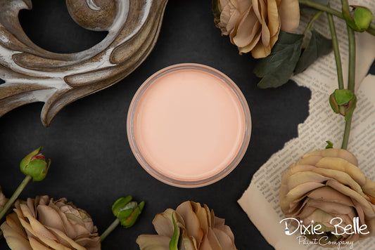 Peinture de couleur "Abricot" de Dixie Belle. Un orange pâle avec des reflets roses. Cette teinte pastel ajoute une ambiance joyeuse. Se marie bien avec les styles de design côtier, shabby chic, victorien ou bohème. La peinture à la craie minérale de Dixie Belle est un produit de qualité supérieur. Parfaite pour peindre sur les meubles, elle peut aussi très bien être utilisée sur d'autres surfaces comme le bois, le métal, le verre, la céramique, le tissus et plus.